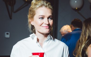 Виктория Толстоганова появилась на красной дорожке в брючном костюме