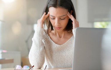 Як відрізнити звичайний головний біль від раку та інсульту