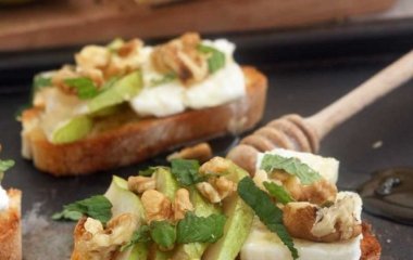 Рецепт брускетты. Груша, фета и грецкие орехи