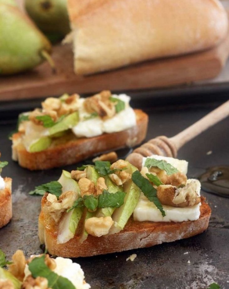 Рецепт брускетты. Груша, фета и грецкие орехи