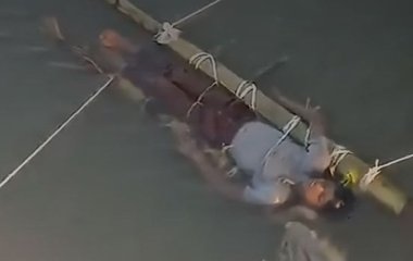 Тримали у річці 12 годин: хлопчик помер після укусу змії через забобони родини — відео