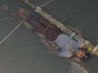 Тримали у річці 12 годин: хлопчик помер після укусу змії через забобони родини — відео