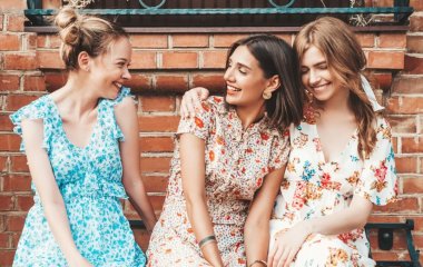 Какие платья в моде этим летом: цветочный принт, вырезы и еще пять трендов, на которые стоит обратить внимание