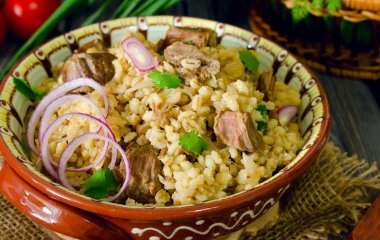 Блюдо без особого труда: рецепт перловки с тушенкой в мультиварке