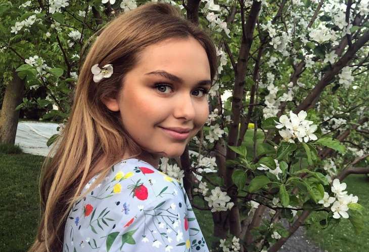 Дочь Дмитрия Маликова поделилась летним снимком в белом платье
