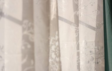 Забудьте про жовтизну: цей трюк для дому робить тюль сліпучо білим — і без хімії