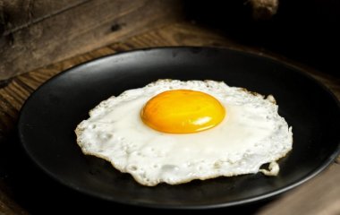 На якій сковороді категорично не можна смажити яєчню: страва виходить несмачною і втрачає користь