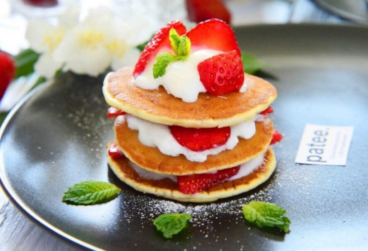 По-настоящему летний завтрак: готовим нежные оладьи с клубникой