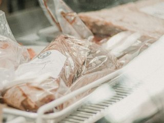 Втрачають смак і текстуру: які продукти не варто заморожувати