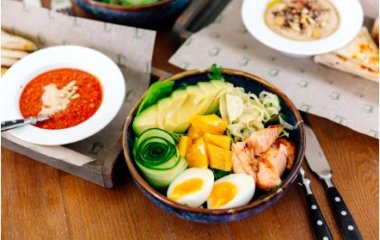 Постное меню: салат с авокадо, апельсином и проростками