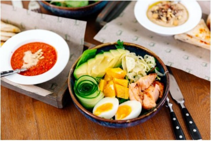 Постное меню: салат с авокадо, апельсином и проростками