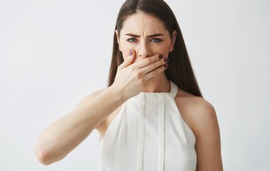 Чому після пробудження буває гіркий присмак у роті: можливі причини