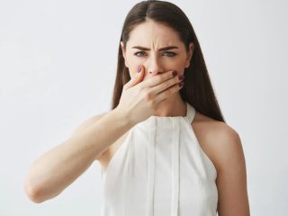 Чому після пробудження буває гіркий присмак у роті: можливі причини