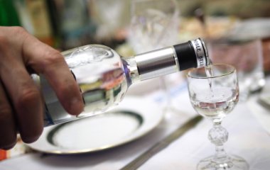 Вірусологи розкрили вплив алкоголю на ефективність вакцини від коронавірусу