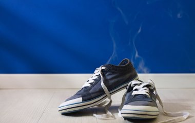 Неприятный запах из обуви: несколько простых лайфхаков, которые помогут забыть об этой проблеме