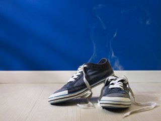 Неприятный запах из обуви: несколько простых лайфхаков, которые помогут забыть об этой проблеме