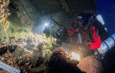 Пролежали понад 100 років на дні моря: дайвери підняли артефакти з «близнюка Титаніка»