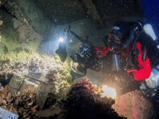 Пролежали понад 100 років на дні моря: дайвери підняли артефакти з «близнюка Титаніка»