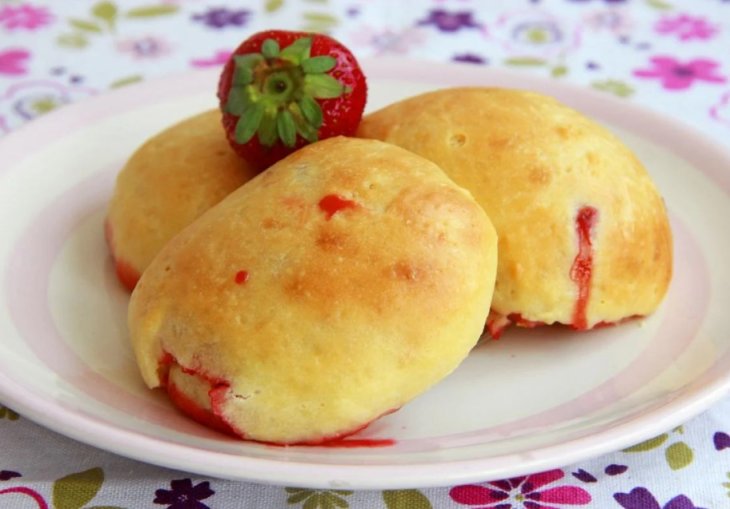 Пышные пирожки с клубникой: обязательно приготовьте летом