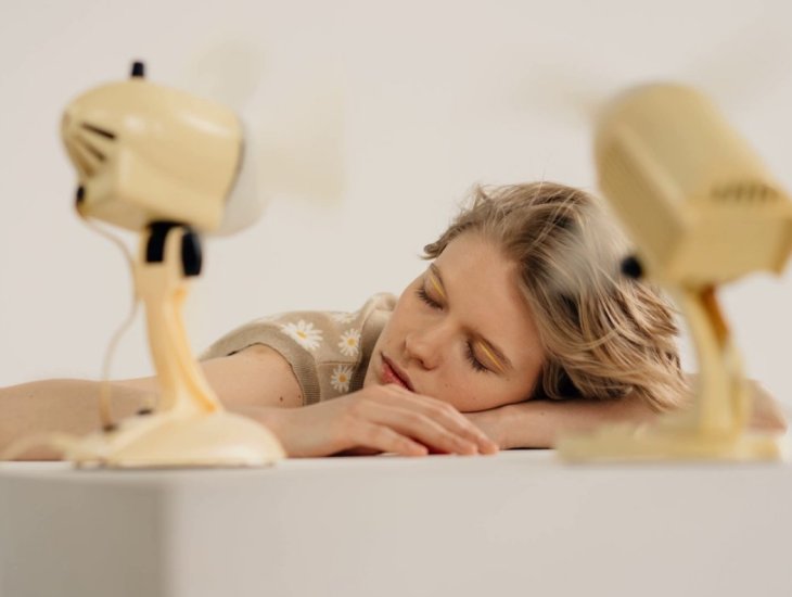 Хирург назвал позу для сна, которая убивает позвоночник