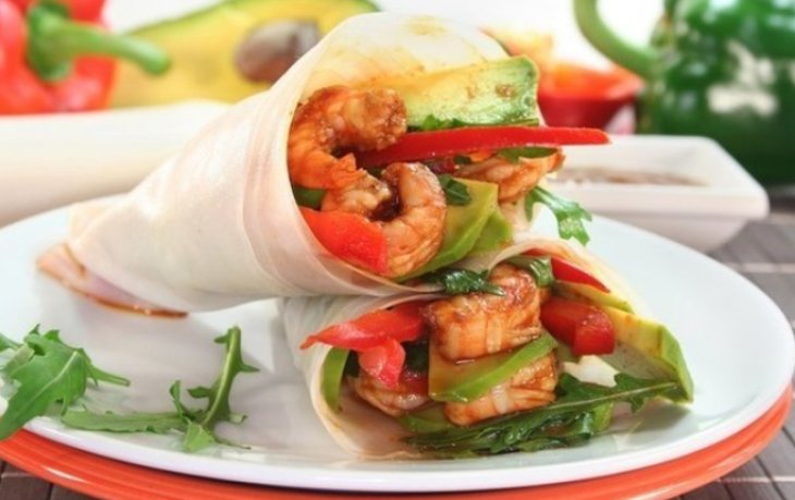 Ролл с креветками и овощами