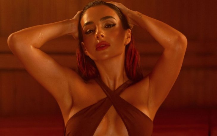 Анна Тринчер в секси-монокини позаигрывала с девушками в спортзале в новом клипе