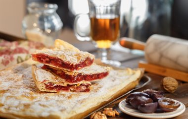 Сливовый пирог к чаю: рецепт вкусного десерта