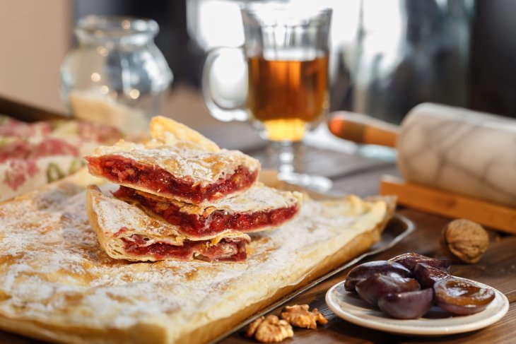 Сливовый пирог к чаю: рецепт вкусного десерта