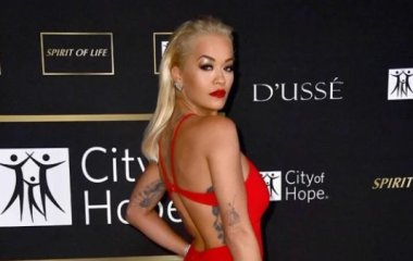 Рита Ора в васильковом костюме на «People Choice Awards»