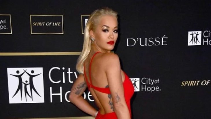 Рита Ора в васильковом костюме на «People Choice Awards»