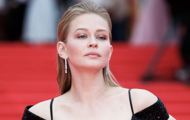 Юлия Пересильд в бикини позировала в бассейне