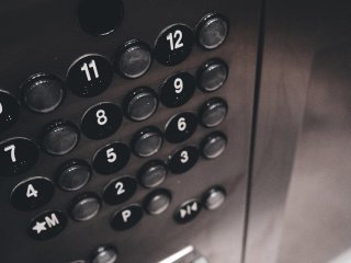 Не для того, щоб ви поправили зачіску: навіщо у ліфтах насправді встановлюють дзеркала