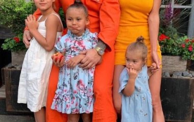 Оксана Самойлова поделилась видео «ныряния» дочери в лужу