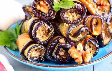 Баклажановые рулетики с секретной начинкой: рецепт вкуснейшей закуски