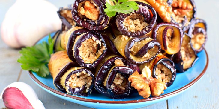 Баклажановые рулетики с секретной начинкой: рецепт вкуснейшей закуски