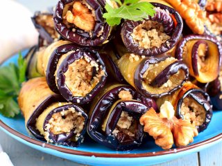 Баклажановые рулетики с секретной начинкой: рецепт вкуснейшей закуски
