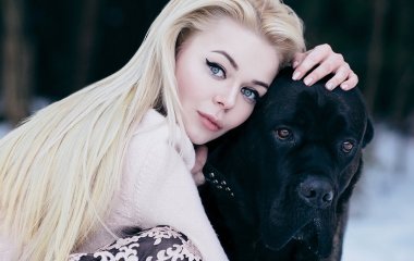 Алина Гросу поделилась эффектным снимком на фоне храма