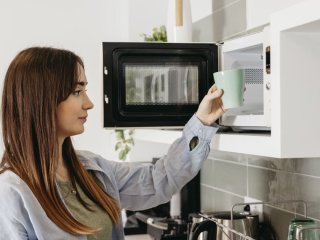 Перетворяться на гуму або навіть вибухнуть: 10 продуктів, які категорично не можна гріти в мікрохвильовці