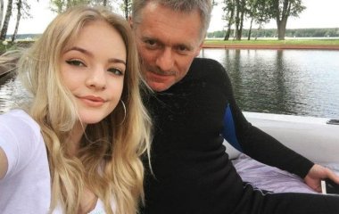В сети обсуждают архивное фото Дмитрия Пескова с новорожденной дочерью