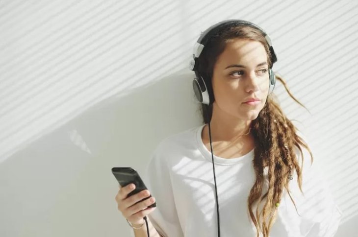 Эксперты предупредили о серьезной опасности регулярного использования наушников