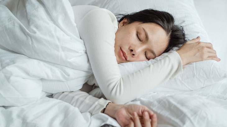 Двигун терапевт розповів про найнебезпечніші пози для сну