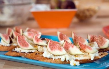 Рецепт брускетты. Рикотта, инжир и мед