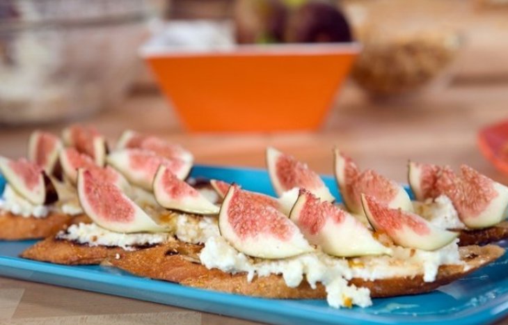 Рецепт брускетты. Рикотта, инжир и мед