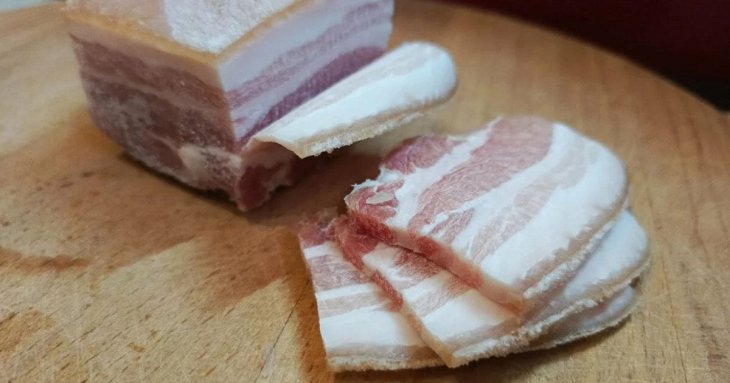 Як приготувати солоне сало з ніжною шкіркою: корисний лайфгак