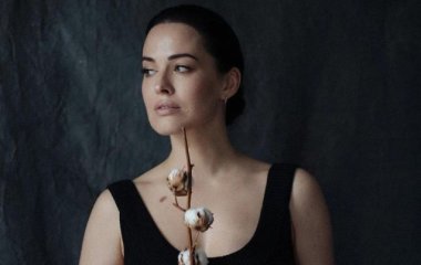 Даша Астафьева в женственном образе очаровала фотосессией с хлопком