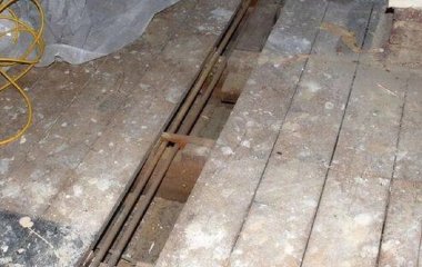 Чоловік зняв плінтус і знайшов послання з минулого: ніхто не може розгадати його (фото)