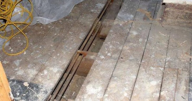 Чоловік зняв плінтус і знайшов послання з минулого: ніхто не може розгадати його (фото)