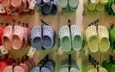Чому крокси, на думку лікарів — це взуття, яке краще носити рідше