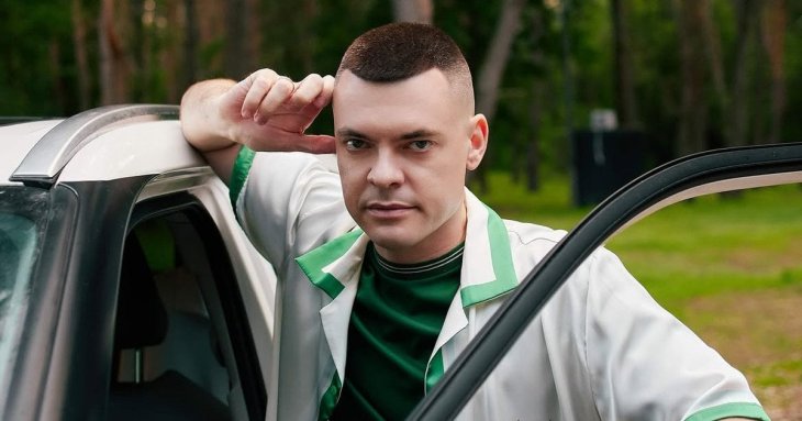 39-річний відомий український співак розсекретив поповнення в родині і показав вагітну дружину