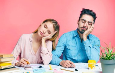 Чому хочеться спати вдень: основні причини постійної сонливості